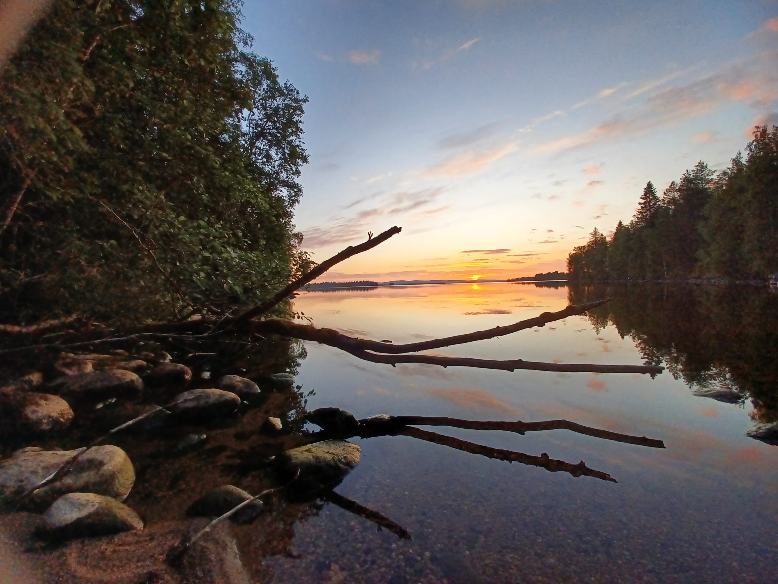 Oksa järven yllä ilta-auringossa Ruka-Kuusamossa